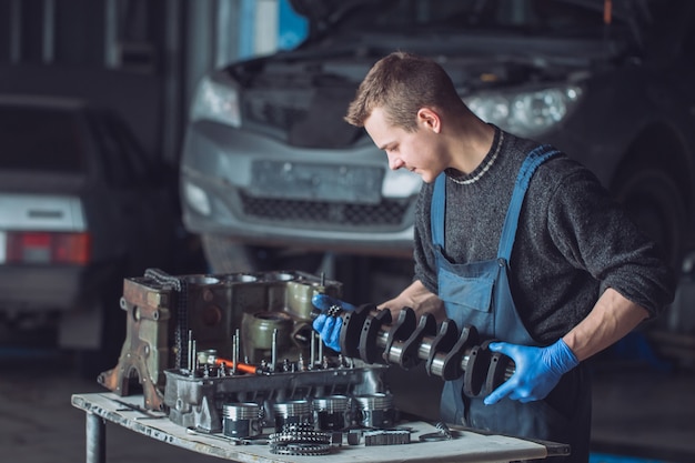 Der Meister sammelt einen umgebauten Motor für das Auto.