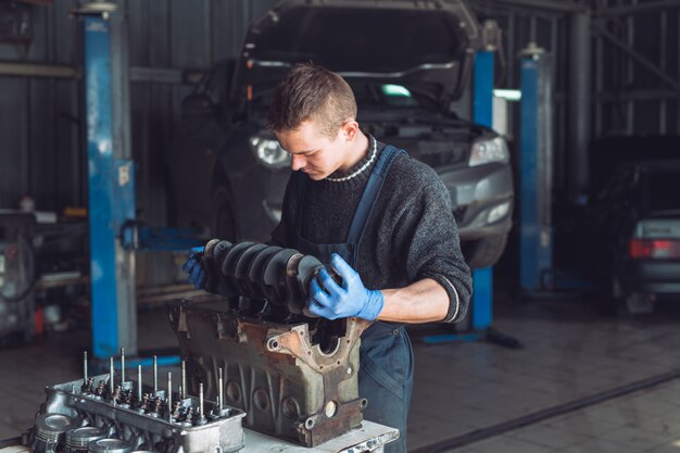 Foto der meister sammelt einen umgebauten motor für das auto.