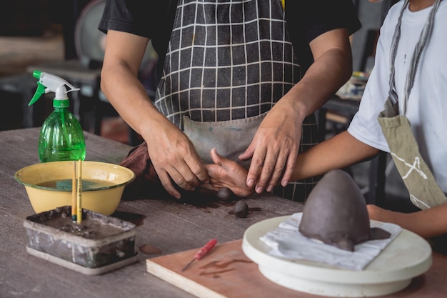 Der Meisterkurs in einer großen Werkstatt zur Herstellung von Tonprodukten