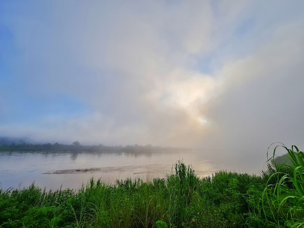 Foto der mekong im morgennebel