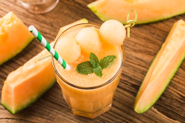 Der Melonensaft mit Minze in einem Glas auf dem Tisch. Hamamelone