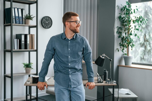 Foto der mensch arbeitet im modernen büro, ist unternehmerisch und freiberuflich tätig