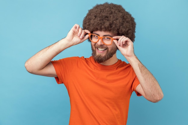 Der Mensch bewundert eine Brille, die in einer neuen Brille steht und mit einem zahnigen Lächeln in die Kamera blickt