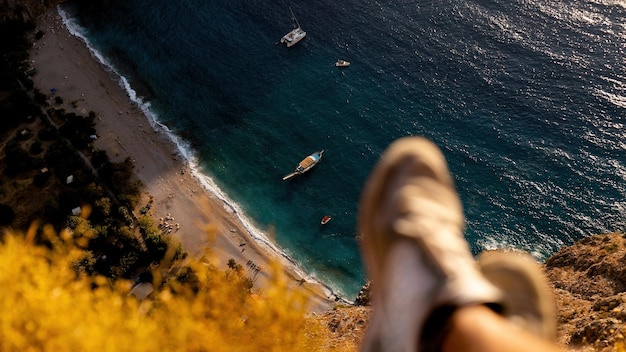 Der Mensch blickt von einer Klippe auf das Meer.