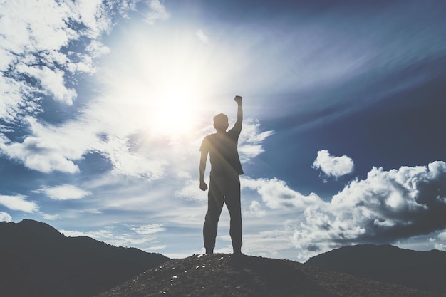 Der Mensch erhebt die Hand zum erstaunlich blauen Himmel und fühlt sich niemals aufgegeben und frei