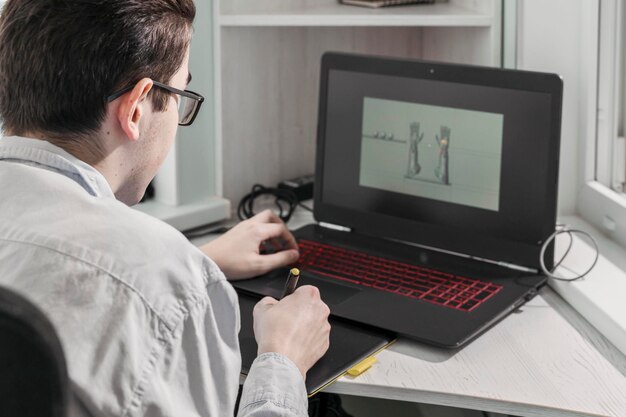 Foto der mensch erstellt videospiele, ein designer erstellt ein 3d-modell auf seinem laptop