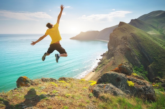 Der Mensch freut sich über Sprung und Meer