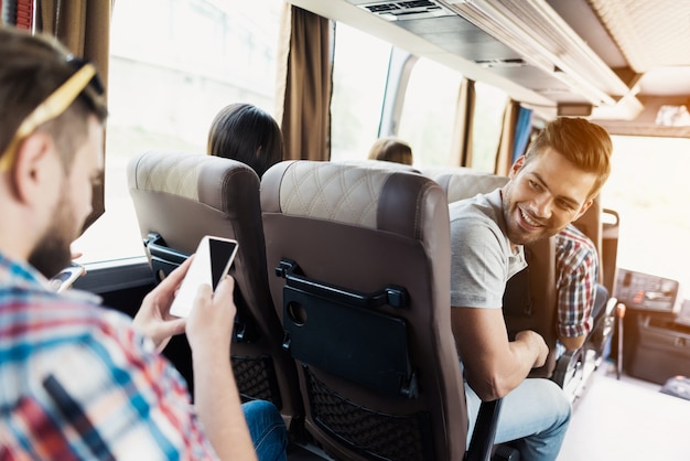 Foto der mensch ist im bus. er drehte sich um und sah den passagier an.