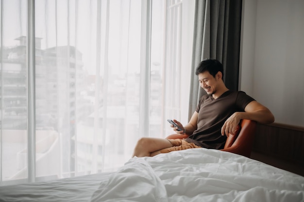 Der Mensch ist im Urlaub im Hotel mit seinem Telefonergebnis zufrieden