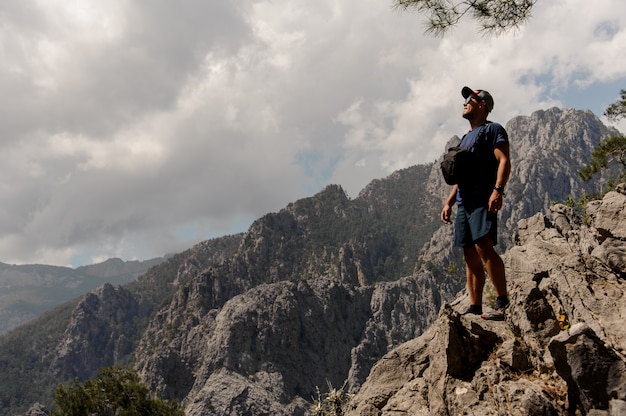 Der Mensch steht oben auf dem Berg