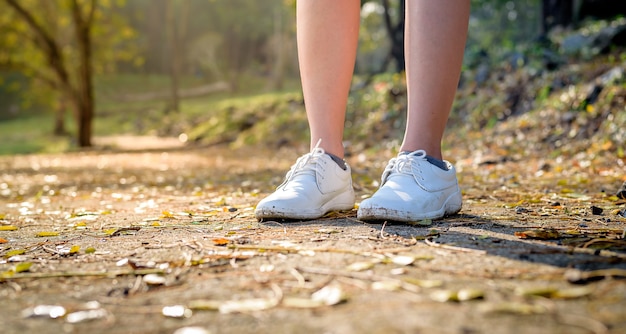 Der Mensch trägt die weißen Schuhe auf dem Boden