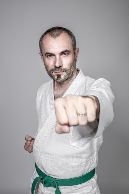 Der Mensch übt Karate. Konzept von Sport und Kampfkunst.