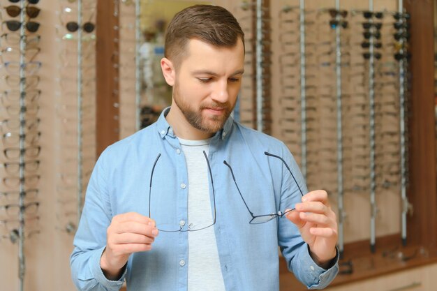 Foto der mensch wählt eine brille im optikgeschäft