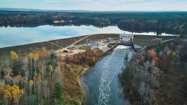 Der Michigansee trifft im Spätherbst am Damm auf den Fluss