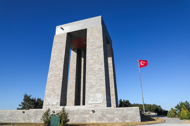 Der Militärfriedhof Canakkale Martyrs Memorial ist ein Kriegerdenkmal, das an den Dienst von etwa türkischen Soldaten erinnert, die an der Schlacht von Gallipoli teilgenommen haben