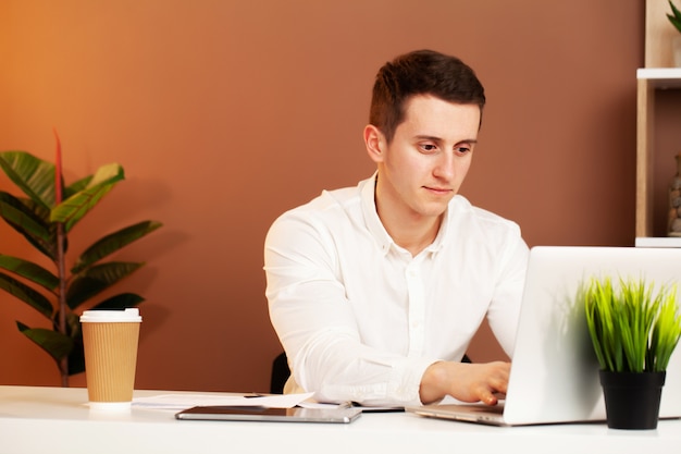 Der Mitarbeiter arbeitet am Computer im Büro