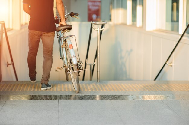 Der moderne Lebensstil der Stadtbewohner, die Fahrräder mitbringen, fährt mit der U-Bahn-Station im autofreien Tag.