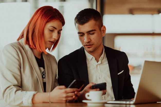 Der moderne Mann und die Frau nutzen moderne Geräte, Laptop, Tablet und Smartphone und vereinbaren neue Projekte für den Job. Unternehmenskonzept .