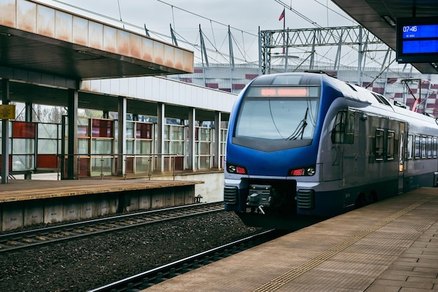 Der moderne Zug kommt am Bahnsteig am Bahnhof an