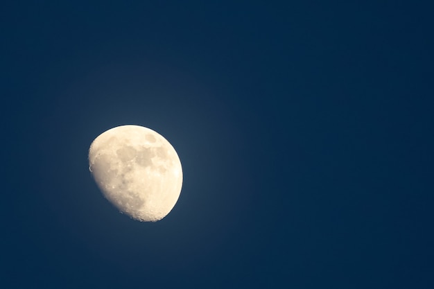 Der Mond am blauen Himmel