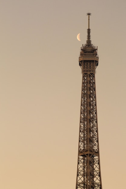 Der Mond und Eiffel