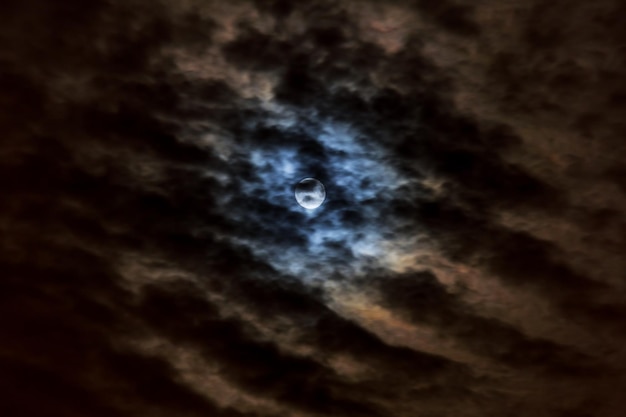 Der Mond unten, schöne Mondsichel durch vorbeiziehende Wolken, hochauflösender Mond in der Nacht im Clo