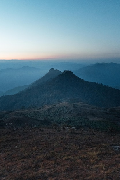 Der Morgen vor Sonnenaufgang auf dem Berg, blaue Stunde am frühen Morgen