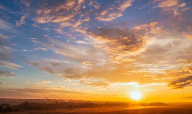 Der Morgenhimmel über dem Dorf Eine wunderbare Morgenlandschaft