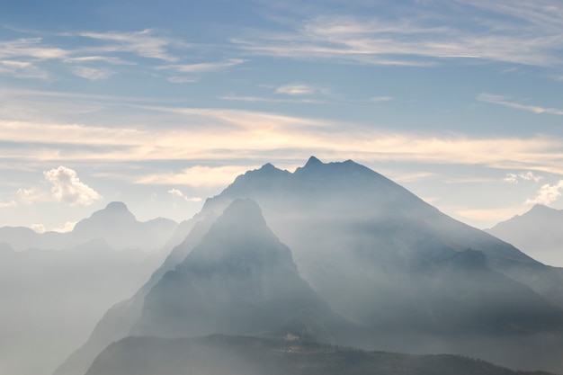 Der Morgenhimmel und der Nebel auf dem Berg