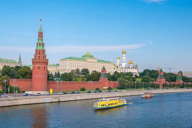 Der Moskauer Kreml und die Uferpromenade in Moskau, Russland