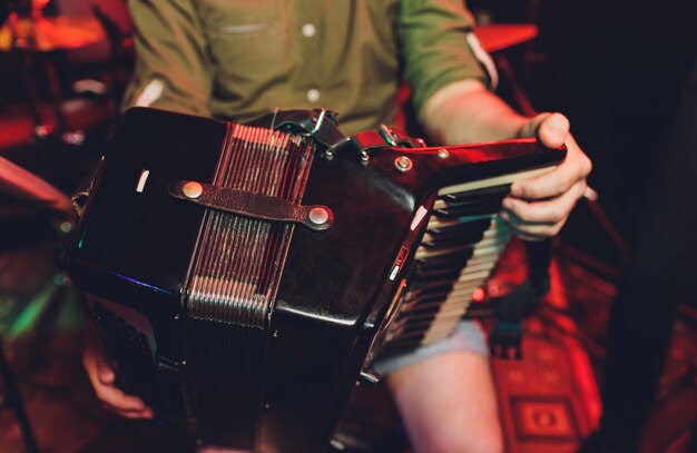 Der Musiker spielt den Akkordeon-Close-Up-Club