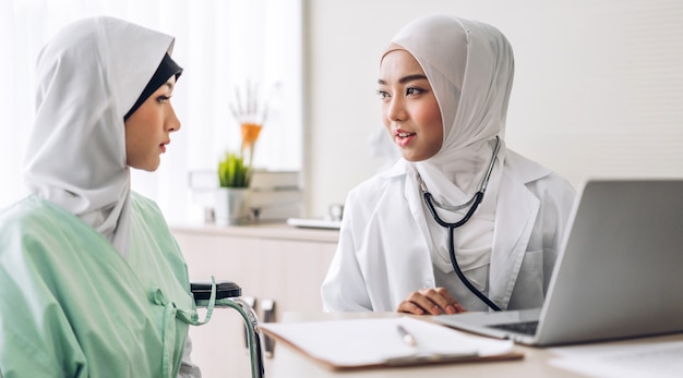 Der muslimische asiatische Ärztedienst hilft bei der Diskussion und Beratung von Gesprächen mit muslimischen Patientinnen und beim Überprüfen von Informationen