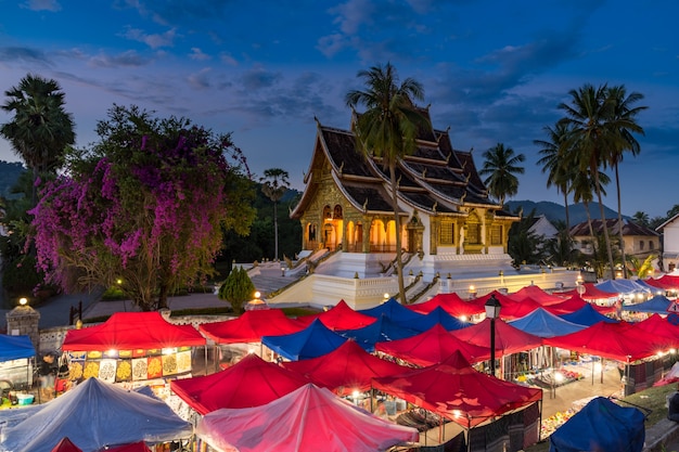 Der Nachtandenkenmarkt vor Nationalmuseum von Luang Prabang, Laos.