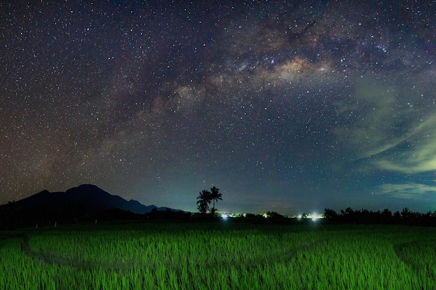 Der Nachtstern bei klarem Wetter über der Bergkette in Indonesien