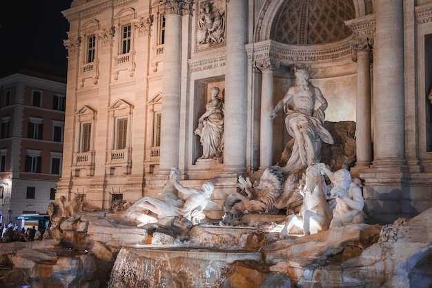 Der nächtliche Trevi-Brunnen in Rom, Italien, beleuchtet barocke Größe