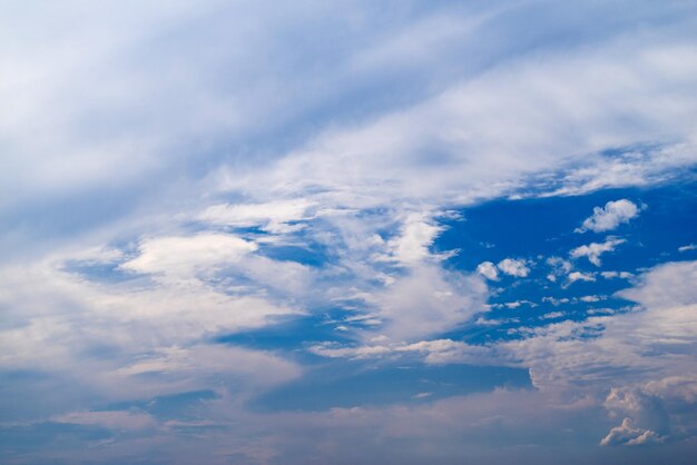 Der natürliche strukturierte Hintergrund der abstrakte Himmel mit Wolken