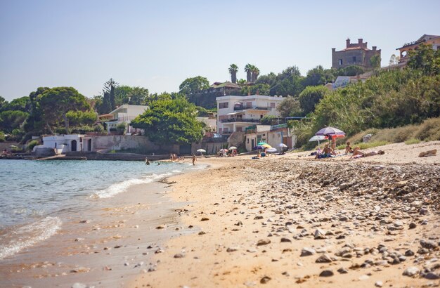 Der Naturstrand von Porticello im Sommer