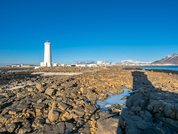 Der neue aktive Akranes-Leuchtturm am Ende der Halbinsel in der Stadt unter blauem Himmel Island