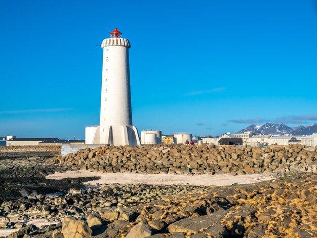 Der neue aktive Akranes-Leuchtturm am Ende der Halbinsel in der Stadt unter blauem Himmel Island