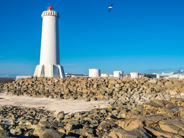 Der neue aktive Akranes-Leuchtturm am Ende der Halbinsel in der Stadt unter blauem Himmel Island