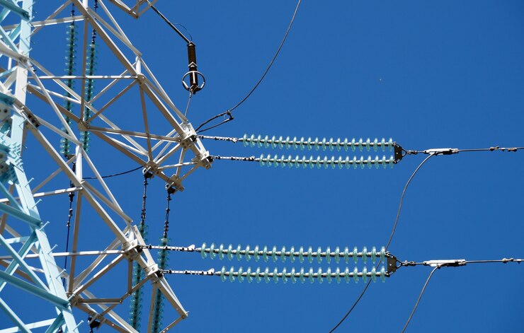 Der neue lackierte Mast der Stromleitungen