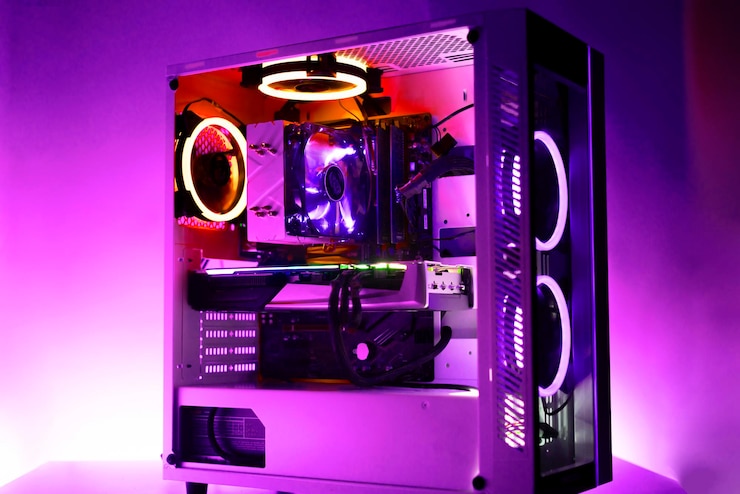 Foto der neue moderne leistungsstarke gaming-computer mit wunderschönen rgb-lichtern in verschiedenen farben und einer glasvitrine auf dem tisch im dunkeln