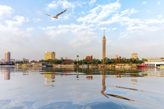 Der Nil in Kairo, Blick auf den Fernsehturm, Ägypten.