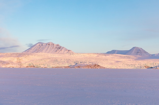 Der Nordenskiold-Gletscher im Billefjord bei Spitzbergen, Norwegen.