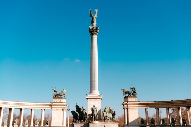 Der obere Teil der Säule zeigt den Erzengel Gabriel am Heldenplatz. Budapest, Ungarn