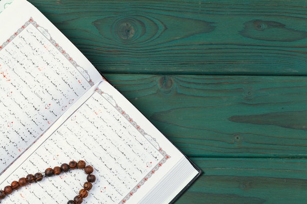 Der Offene Heilige Koran mit Tasbih-Perlen