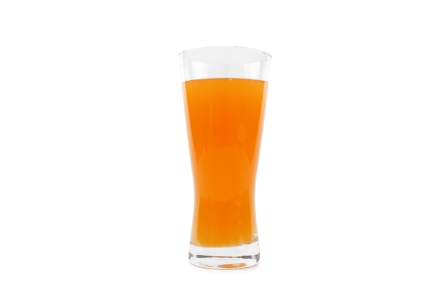 Der Orangensaft im Glas isoliert die weiße Oberfläche.