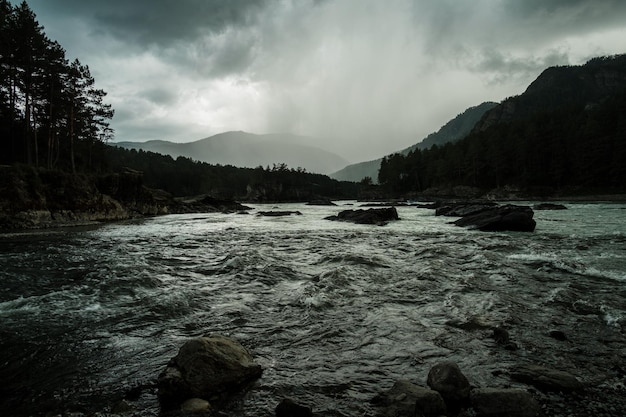 Der Ort, an dem der Altai-Fluss Chemal in den Katun mündet