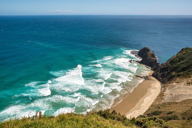 Der Ort, an dem sich die Tasmanische See und der Pazifische Ozean treffen, bei Cape Reinga und seinem historischen Leuchtturm