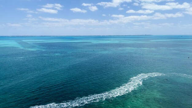 Der Ozean ist blau und grün und der Ozean ist blau.